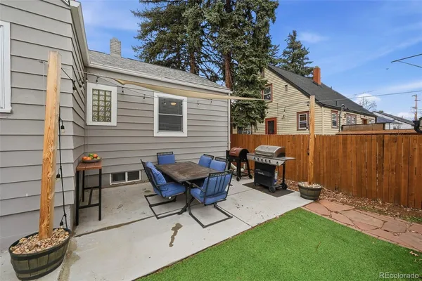 a view of a house with backyard