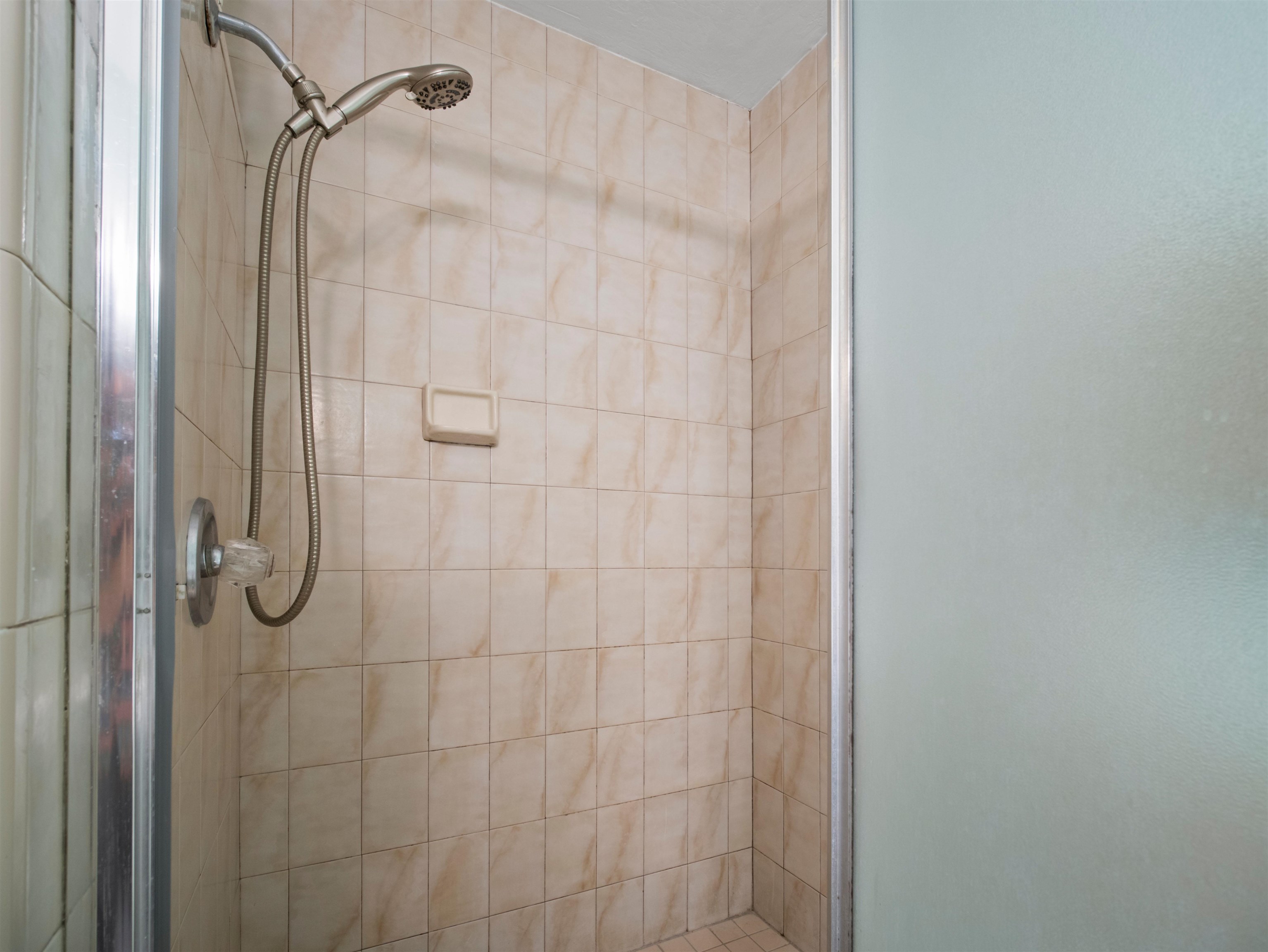 2737 South Kihei Road, Unit 1106 Kihei, HI 96753 - Photo 15 of 25 a bathroom with a shower
