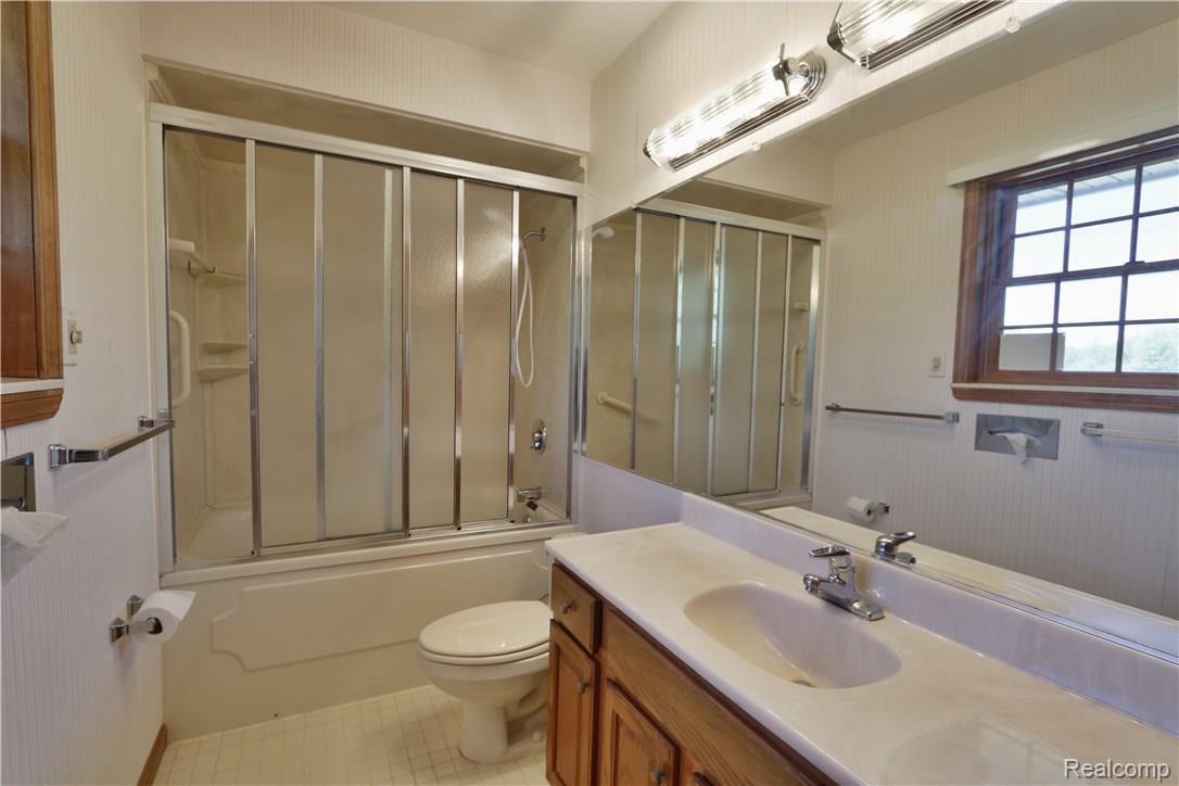 10604 Dunn Road Memphis, MI 48041 - Photo 9 of 24 master bath.jpg