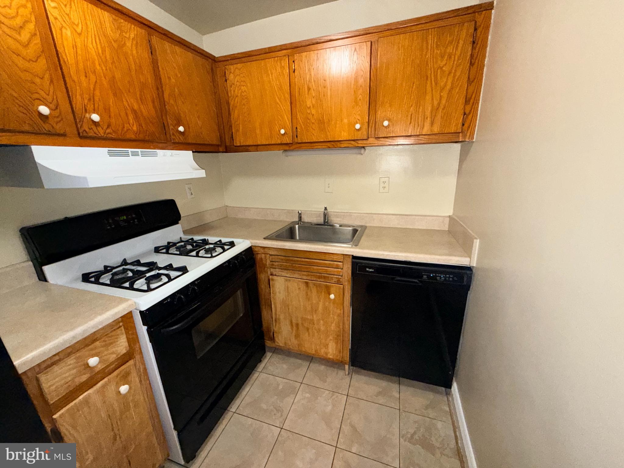 575 Thayer Avenue, Unit 703 Silver Spring, MD 20910 - Photo 6 of 9 Cozy kitchen.