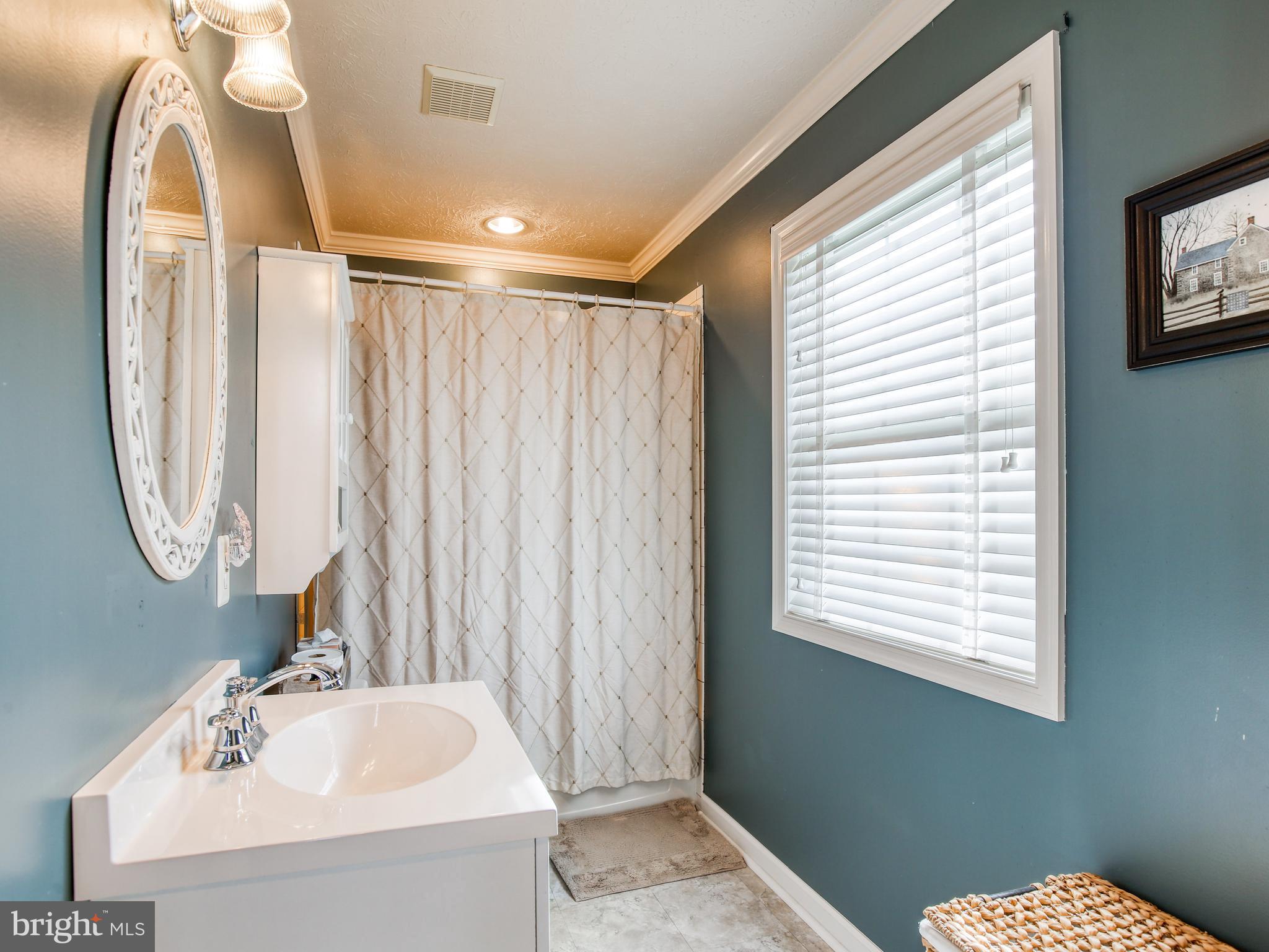 1714 Apple Pie Ridge Road Winchester, VA 22603 - Photo 31 of 44 Full bathroom off bedroom 2