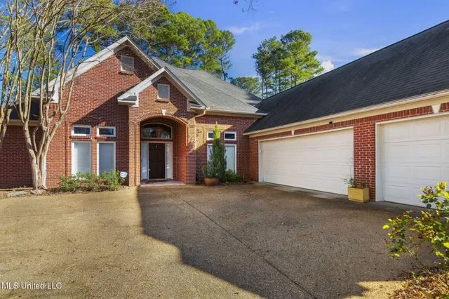$433,000 | 605 Wendover Drive, Ridgeland, MS 39157