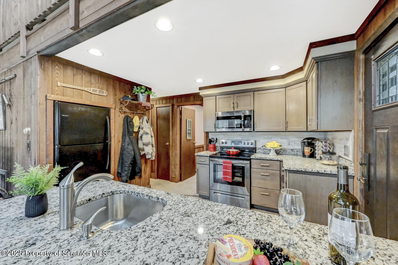 19 Sheffick Road Gouldsboro, PA 18424 - Photo 28 of 61 23c Kitchen