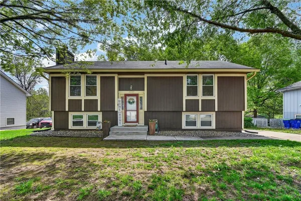 $295,000 | 2027 Northeast Patterson Drive, Lee's Summit, MO 64086