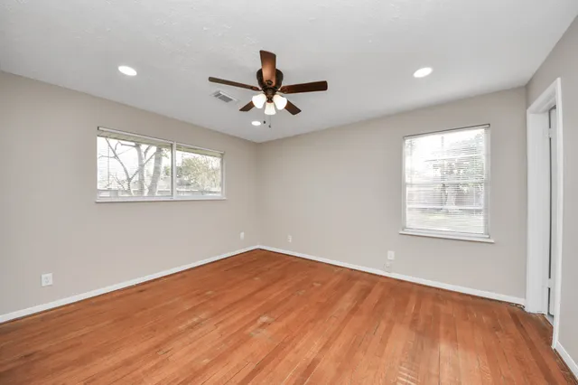 a view of a livingroom with a ceiling fan