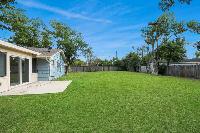a view of a house with backyard and garden