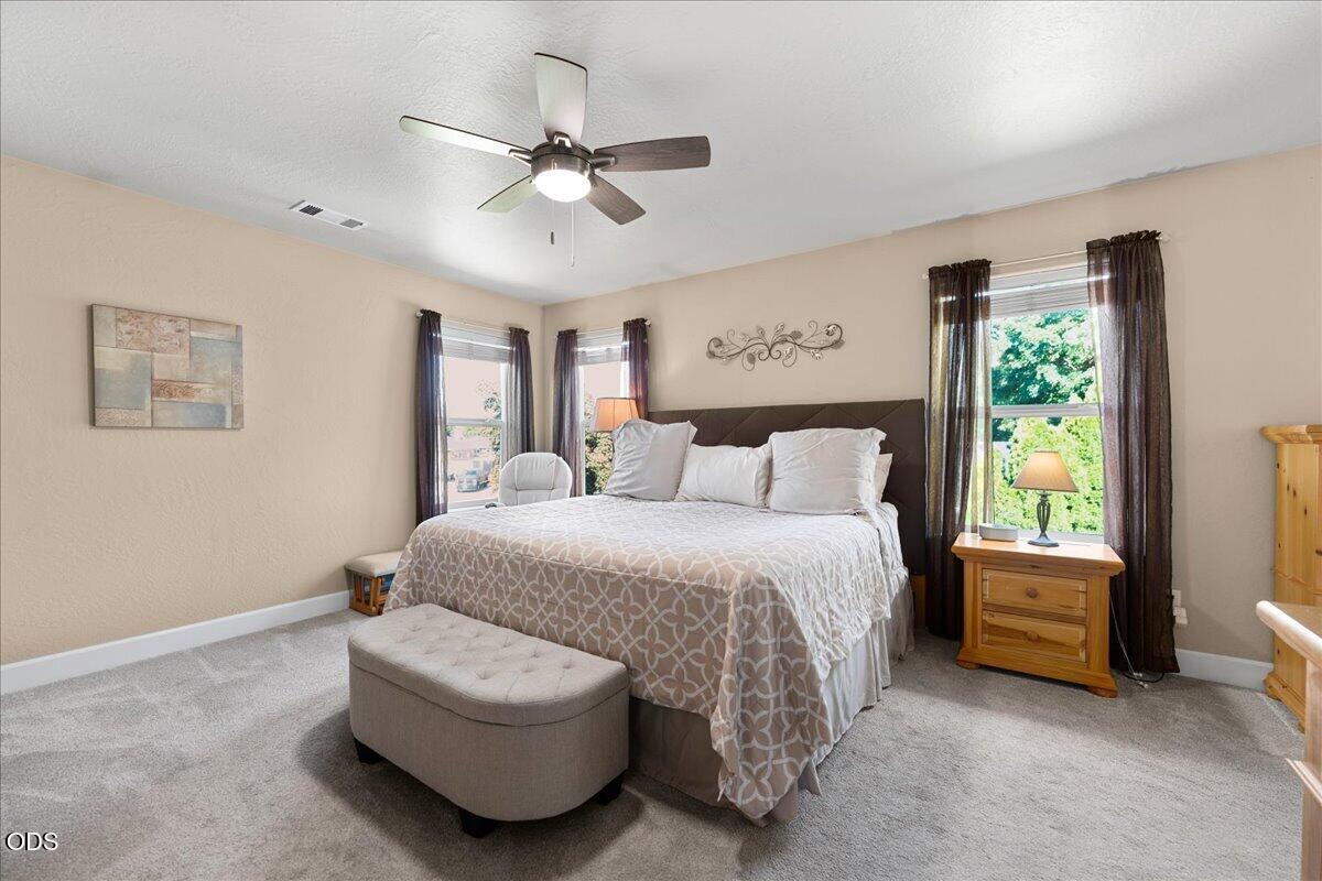 1073 Cathedral Way Central Point, OR 97502 - Photo 22 of 50 Gallery Image 22