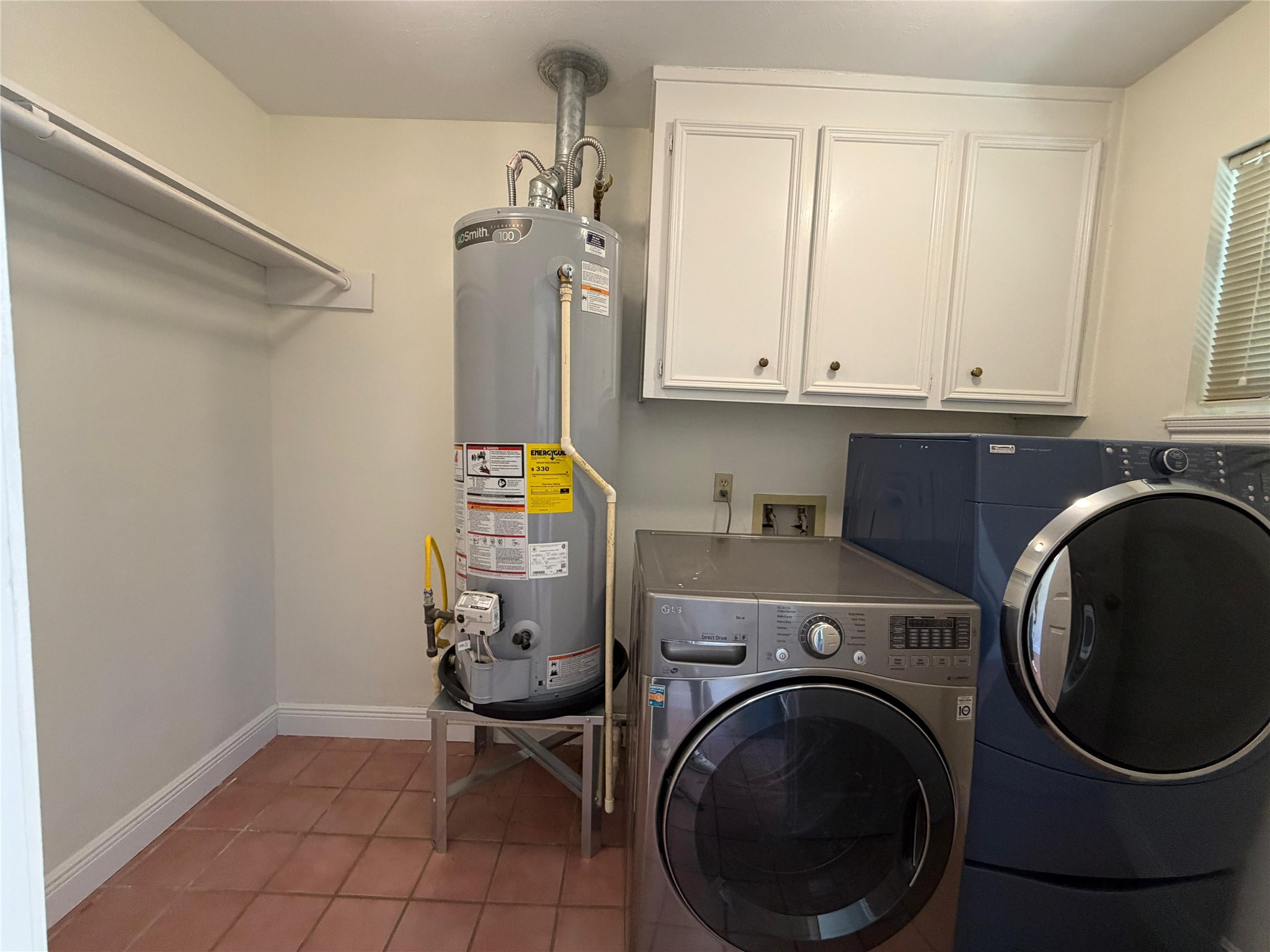 7818 King Arthur Court Spring, TX 77379 - Photo 9 of 29 a utility room with sink dryer and washer