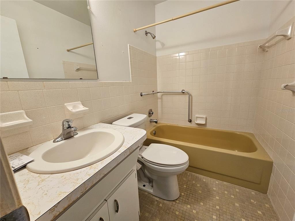 2386 Sumatran Way, Unit 44 Clearwater, FL 33763 - Photo 17 of 67 a bathroom with a sink a toilet and bathtub
