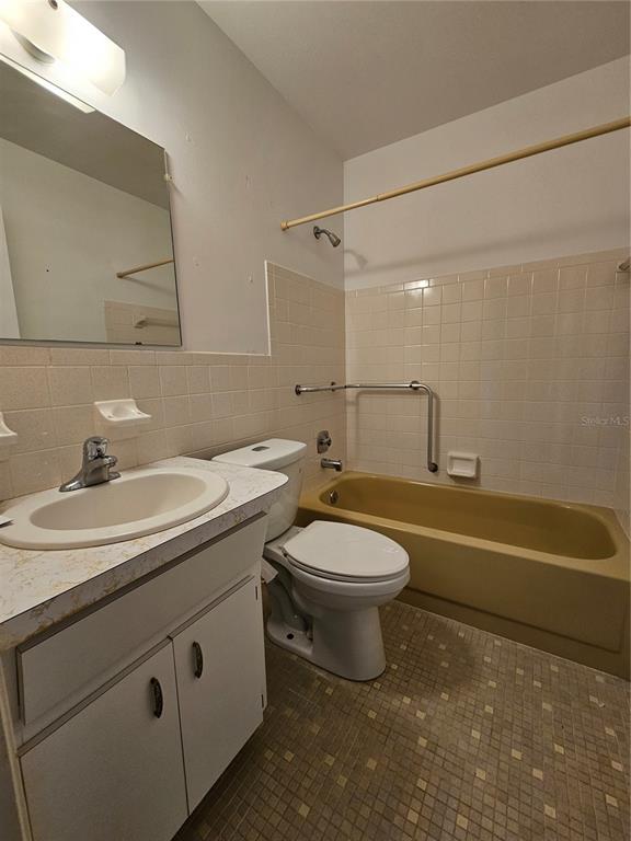 2386 Sumatran Way, Unit 44 Clearwater, FL 33763 - Photo 18 of 67 a bathroom with a sink a toilet and a bathtub
