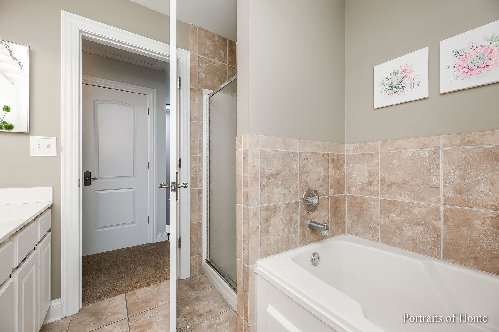 23 Foxcroft Road, Unit 115 Naperville, IL 60565 - Photo 13 of 19 a bathroom with a bathtub and shower
