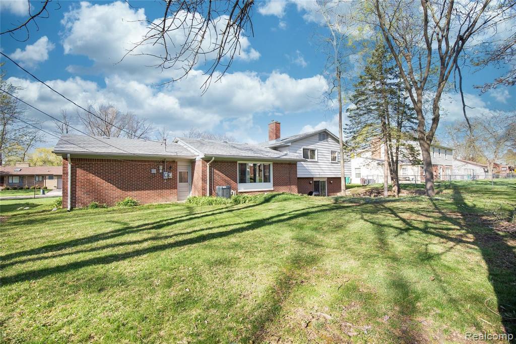 32339 Bonnet Hill Road Farmington Hills, MI 48334 - Photo 4 of 28