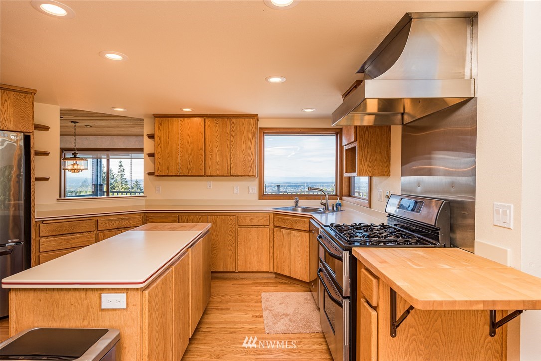 543 Ravens Ridge Road Sequim, WA 98382 - Photo 15 of 40 a kitchen that has a sink and a stove