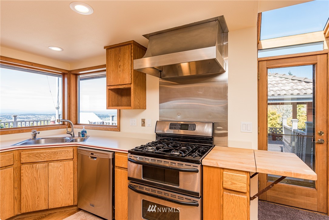 543 Ravens Ridge Road Sequim, WA 98382 - Photo 16 of 40 a kitchen with a stove a sink and a refrigerator