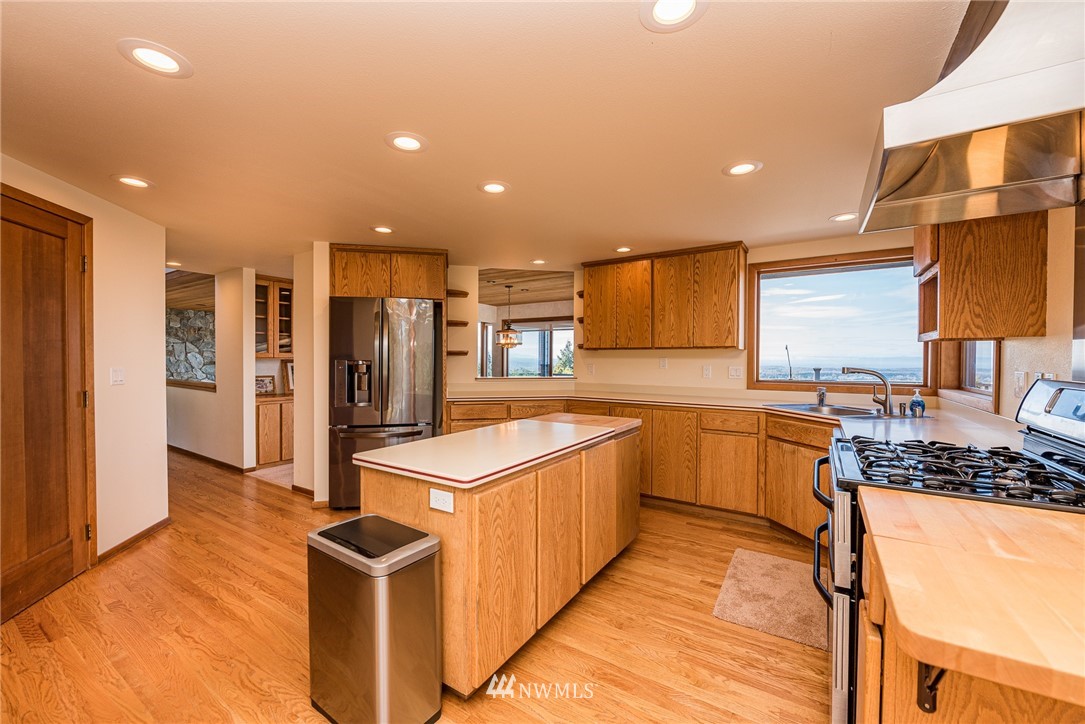 543 Ravens Ridge Road Sequim, WA 98382 - Photo 18 of 40 a kitchen with a sink stove and refrigerator