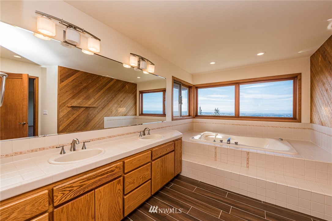 543 Ravens Ridge Road Sequim, WA 98382 - Photo 35 of 40 a bathroom with a tub sink and mirror