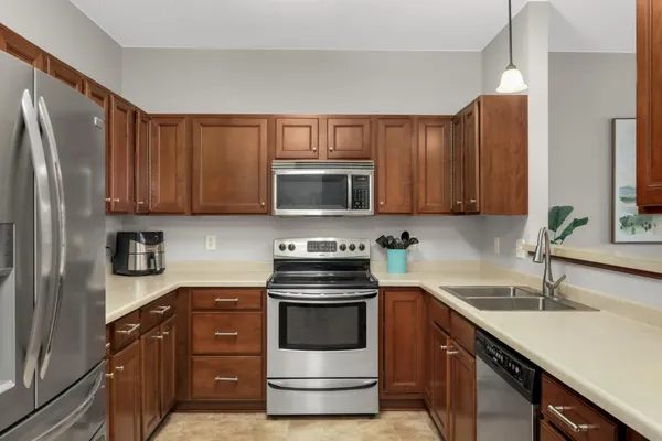 $300,000 | 4940 Underwood Lane North, Unit 4940G, Plymouth, MN 55442