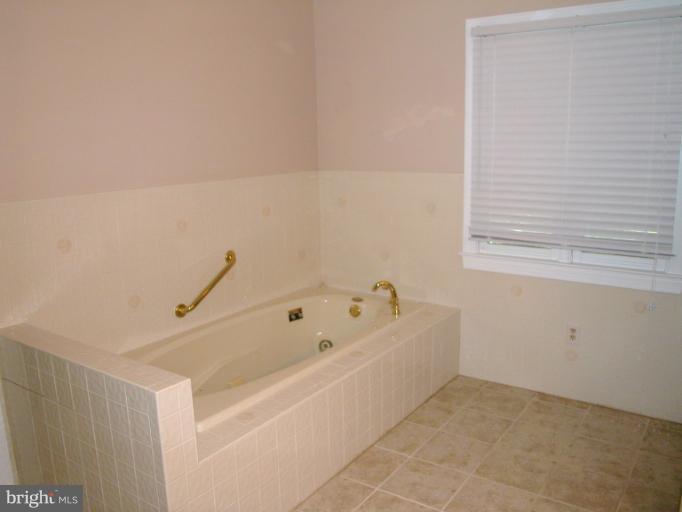 9108 Stonewall Road Manassas, VA 20110 - Photo 15 of 25 Bath (Master)