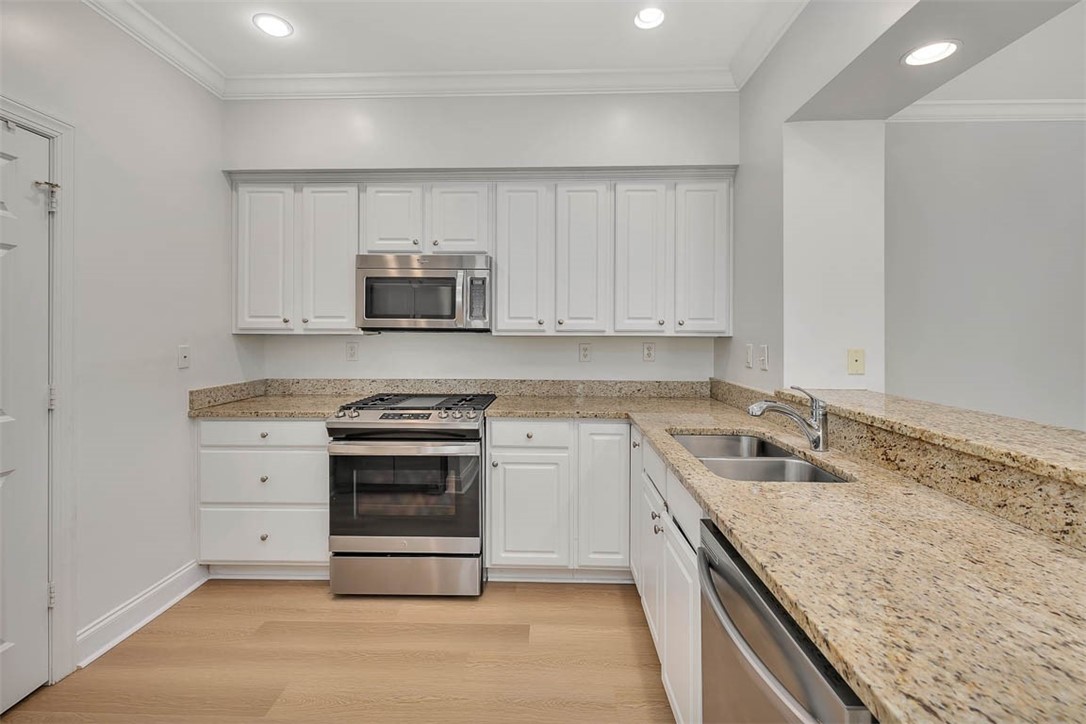 155 Limeburn Trail St. Simons Island, GA 31522 - Photo 13 of 29 Kitchen with Pantry