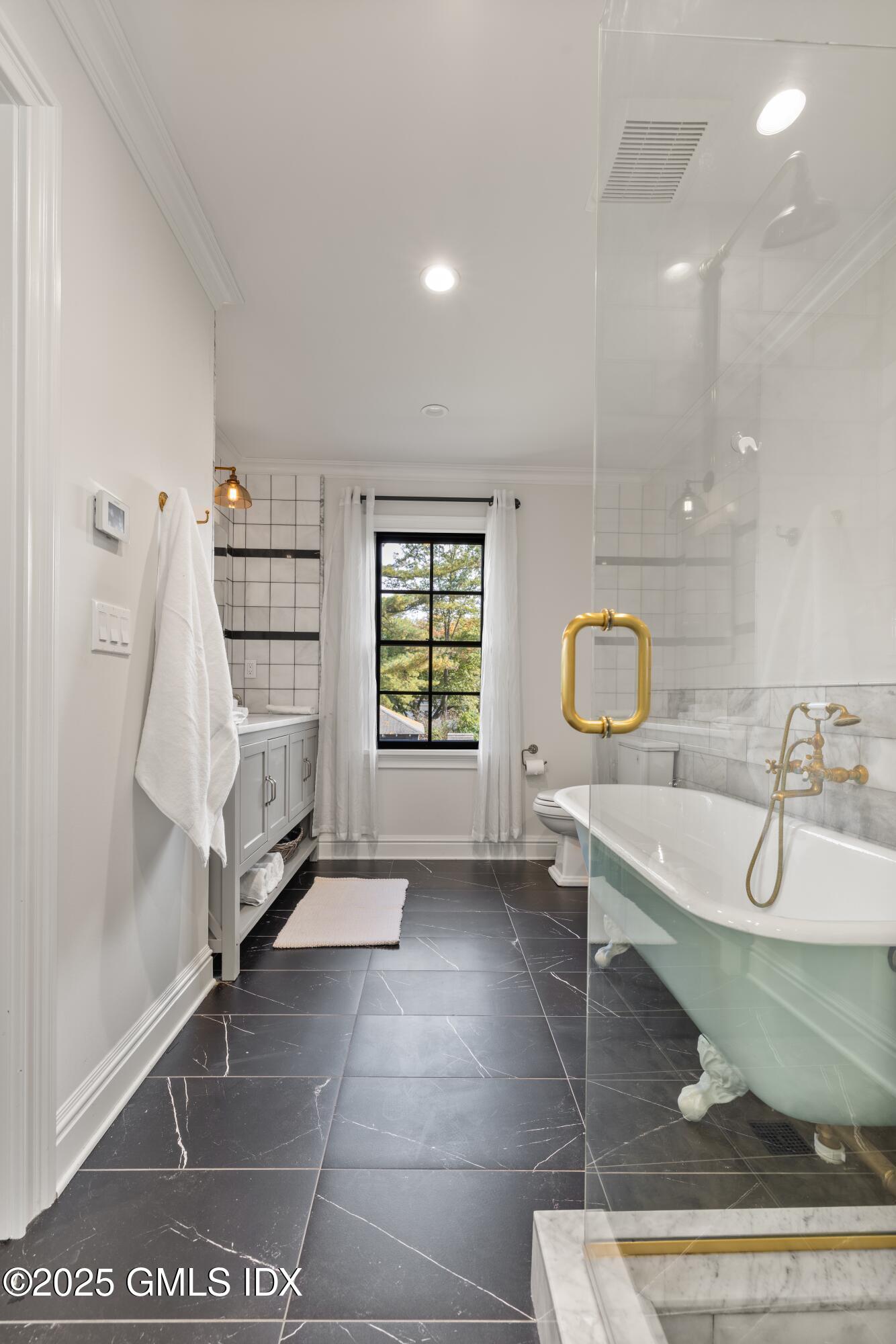 175 Lake Avenue Greenwich, CT 06830 - Photo 18 of 30 13 Kids Bath