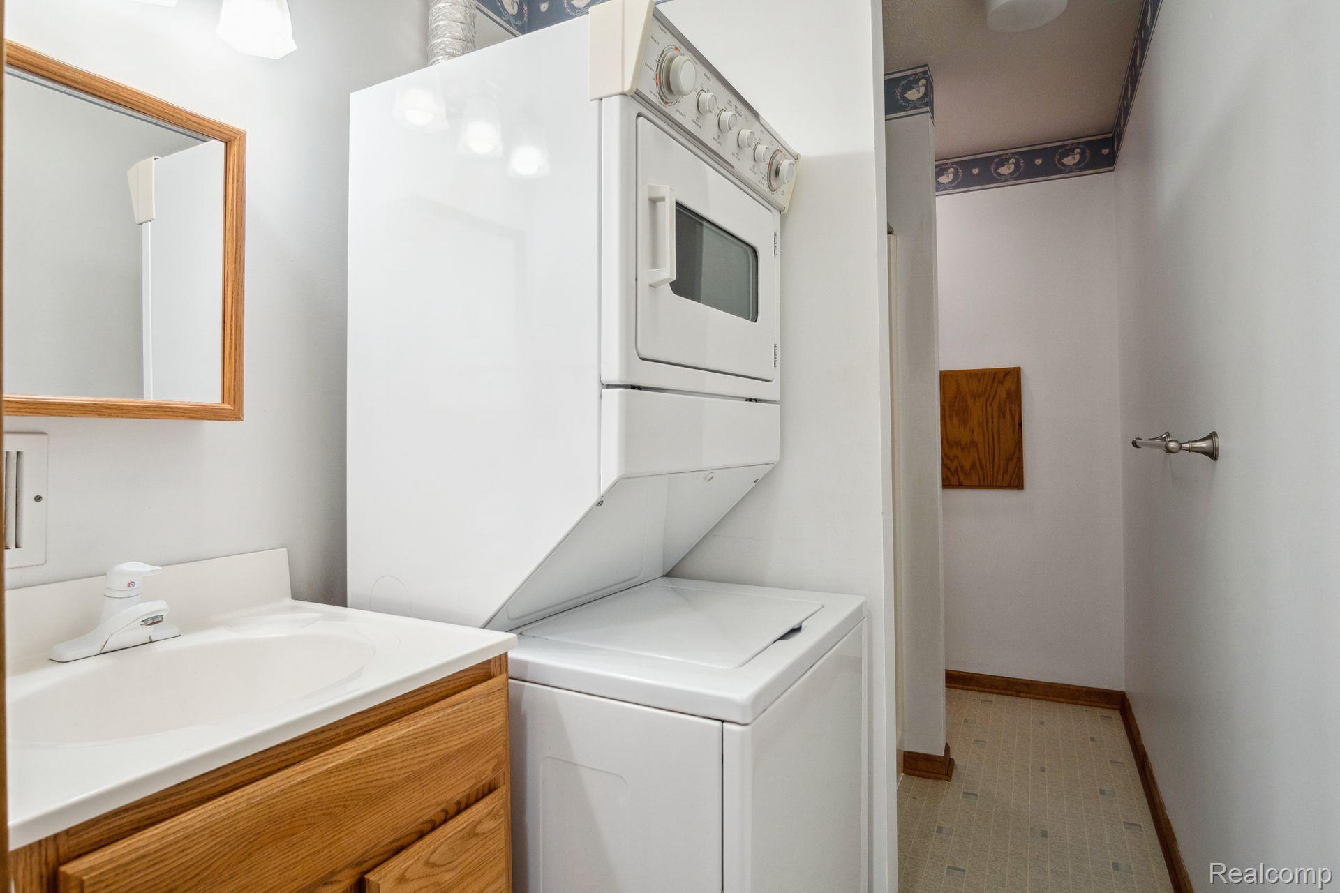2230 Armond Road Howell, MI 48855 - Photo 17 of 27 2nd full bathroom on the first floor
