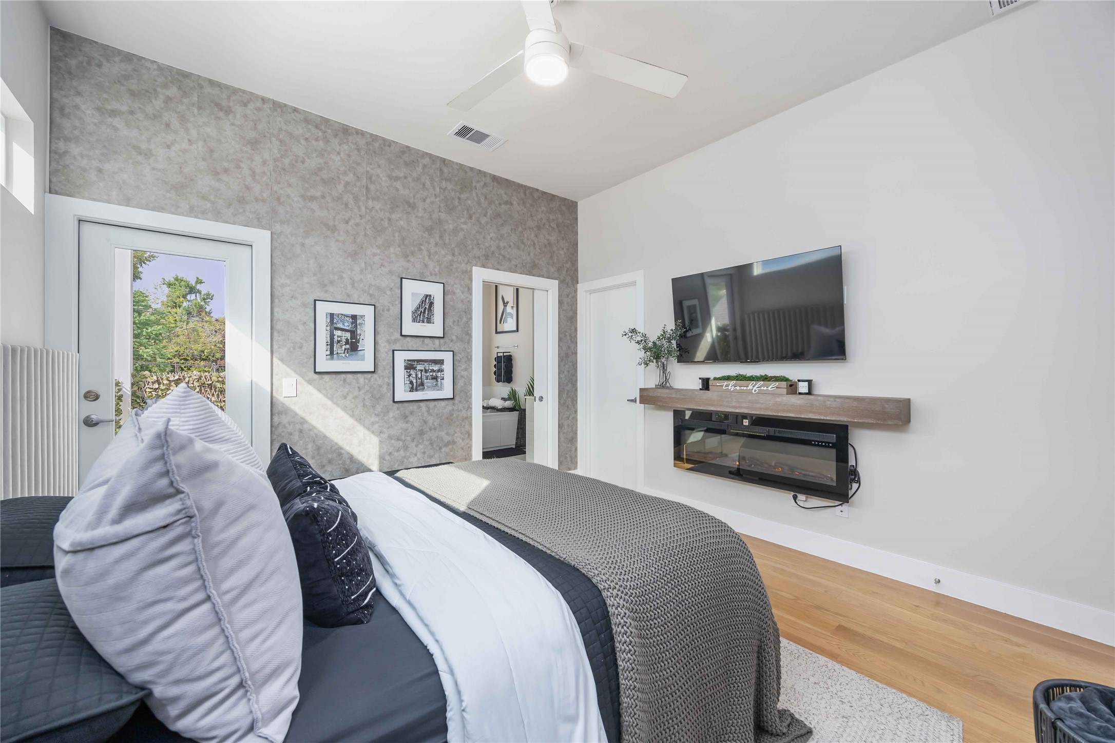 5310 Suez Street Houston, TX 77020 - Photo 22 of 29 Cozy primary bedroom - fits California King Size Bed, and access to own private balcony