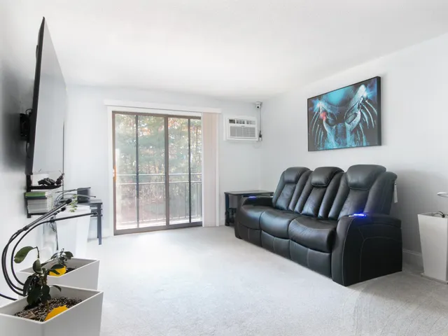 $285,000 | 23 Country Club Drive, Unit 1023, Manchester, NH 03102