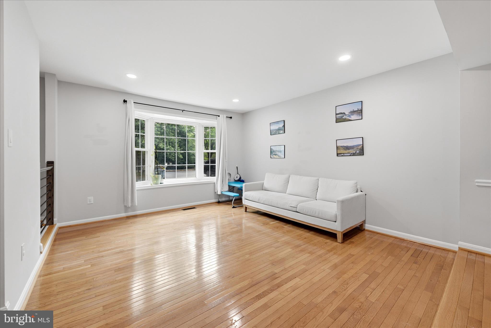 11533 Pine Cone Court Reston, VA 20191 - Photo 6 of 60 Living Room