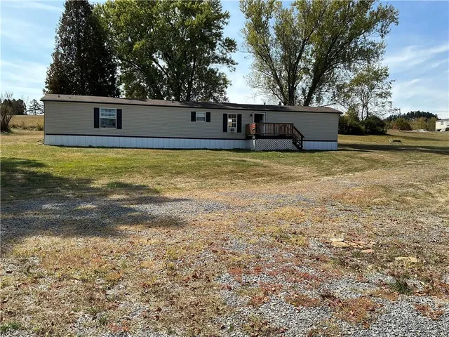 a view of a back yard