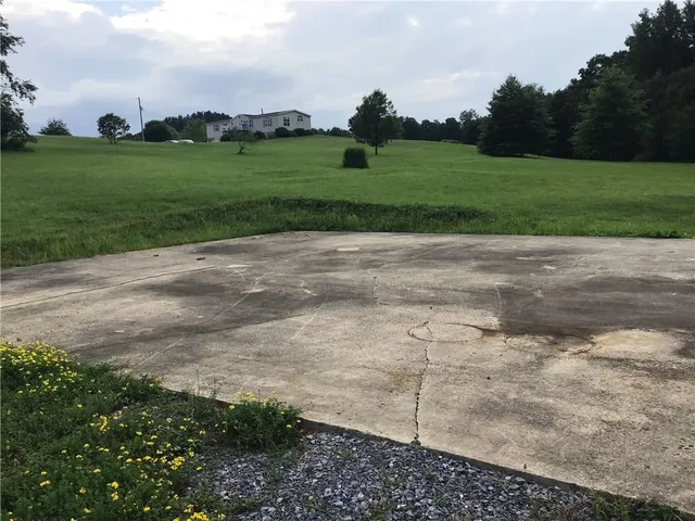 a view of a field with grassy area
