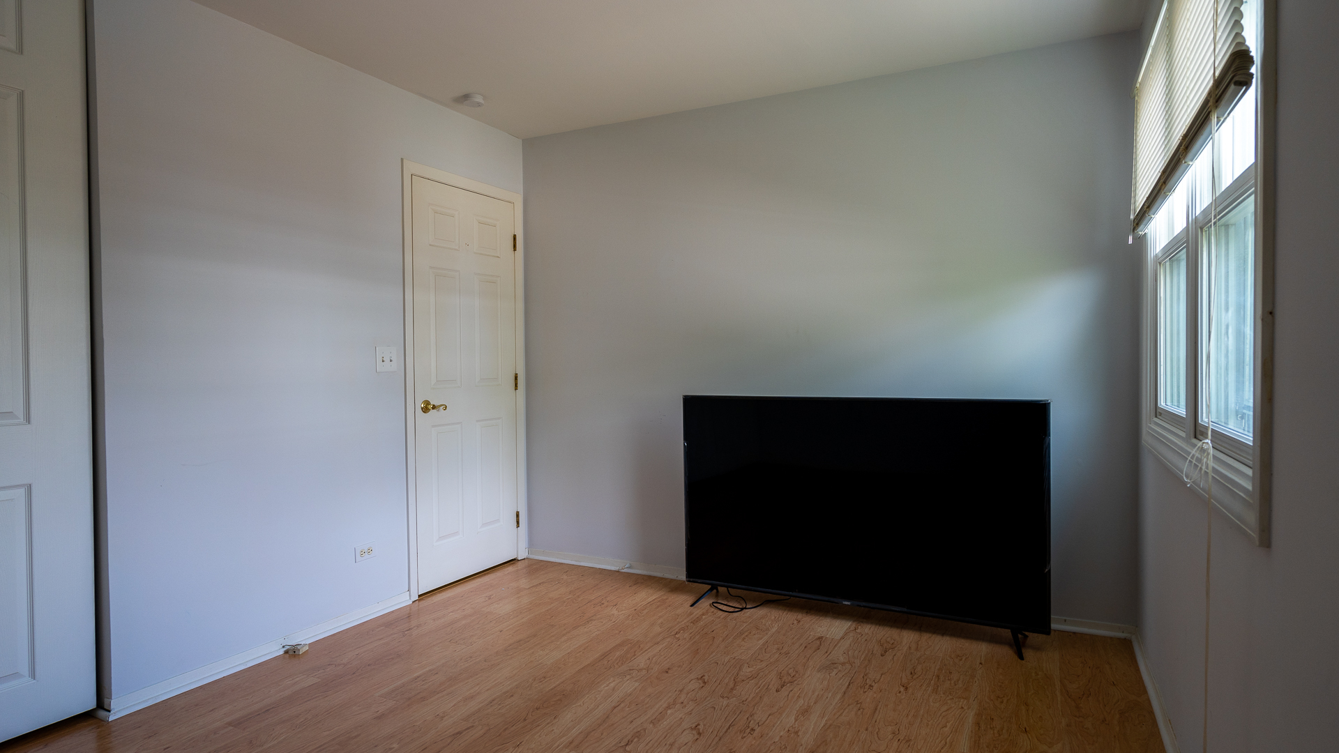 829 Prairie Avenue Bartlett, IL 60103 - Photo 12 of 25 a view of an empty room and window