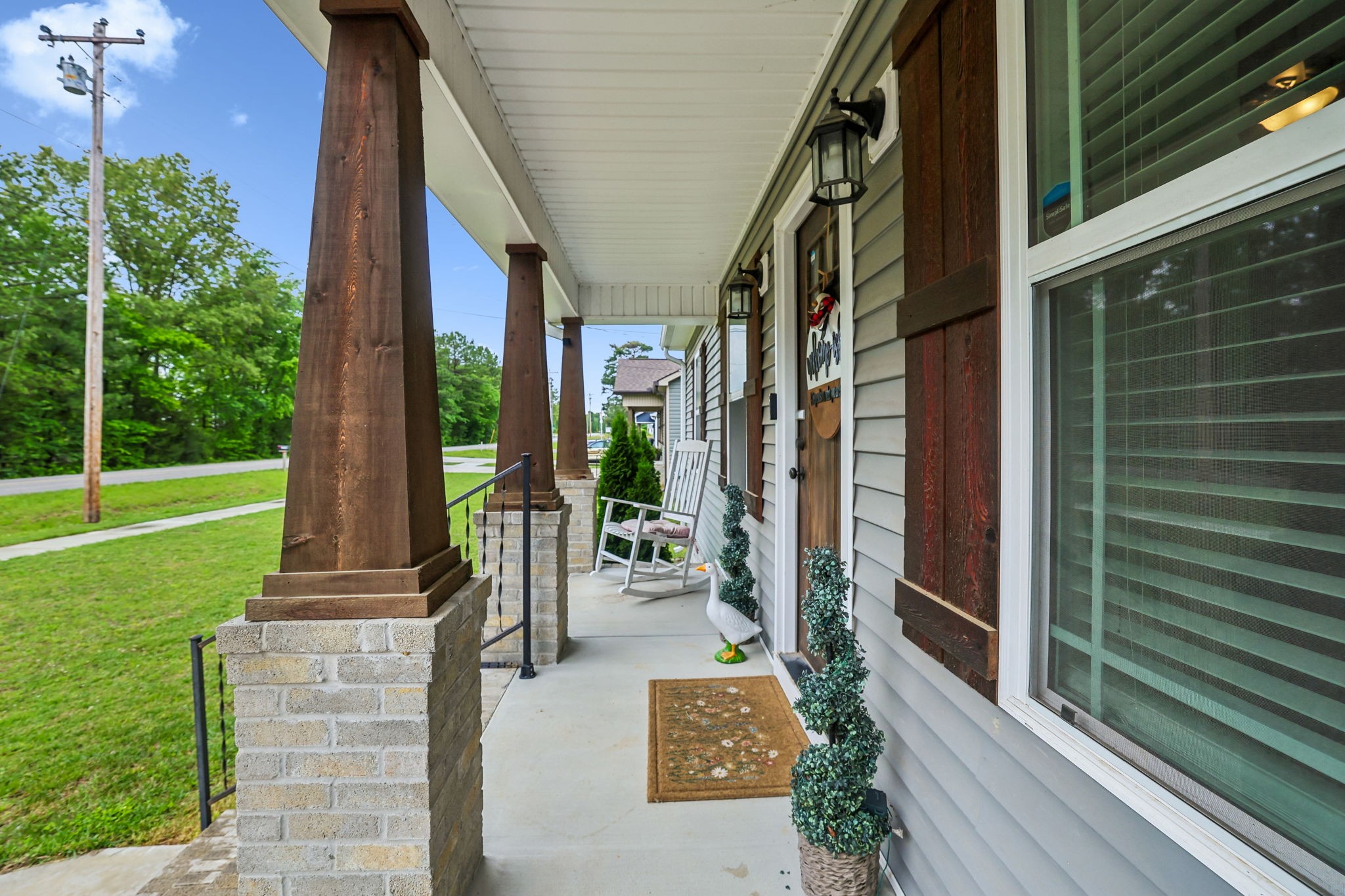 1546 South Spring Street Manchester, TN 37355 - Photo 6 of 53 a front view of a house with a garden