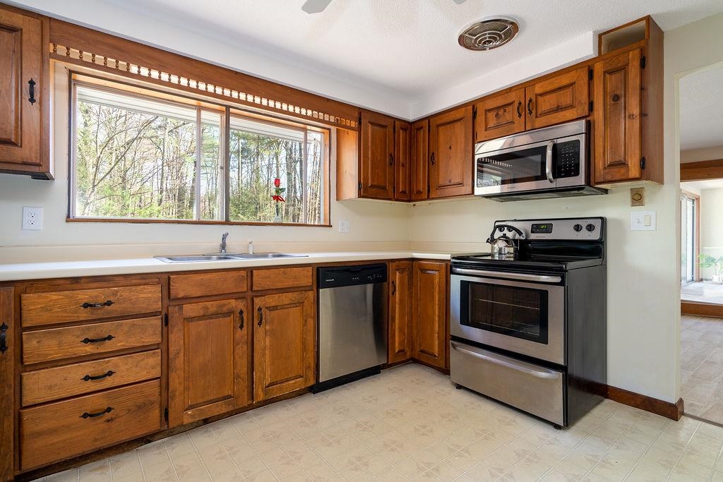 6 Olde Lantern Road Bedford, NH 03110 - Photo 4 of 39