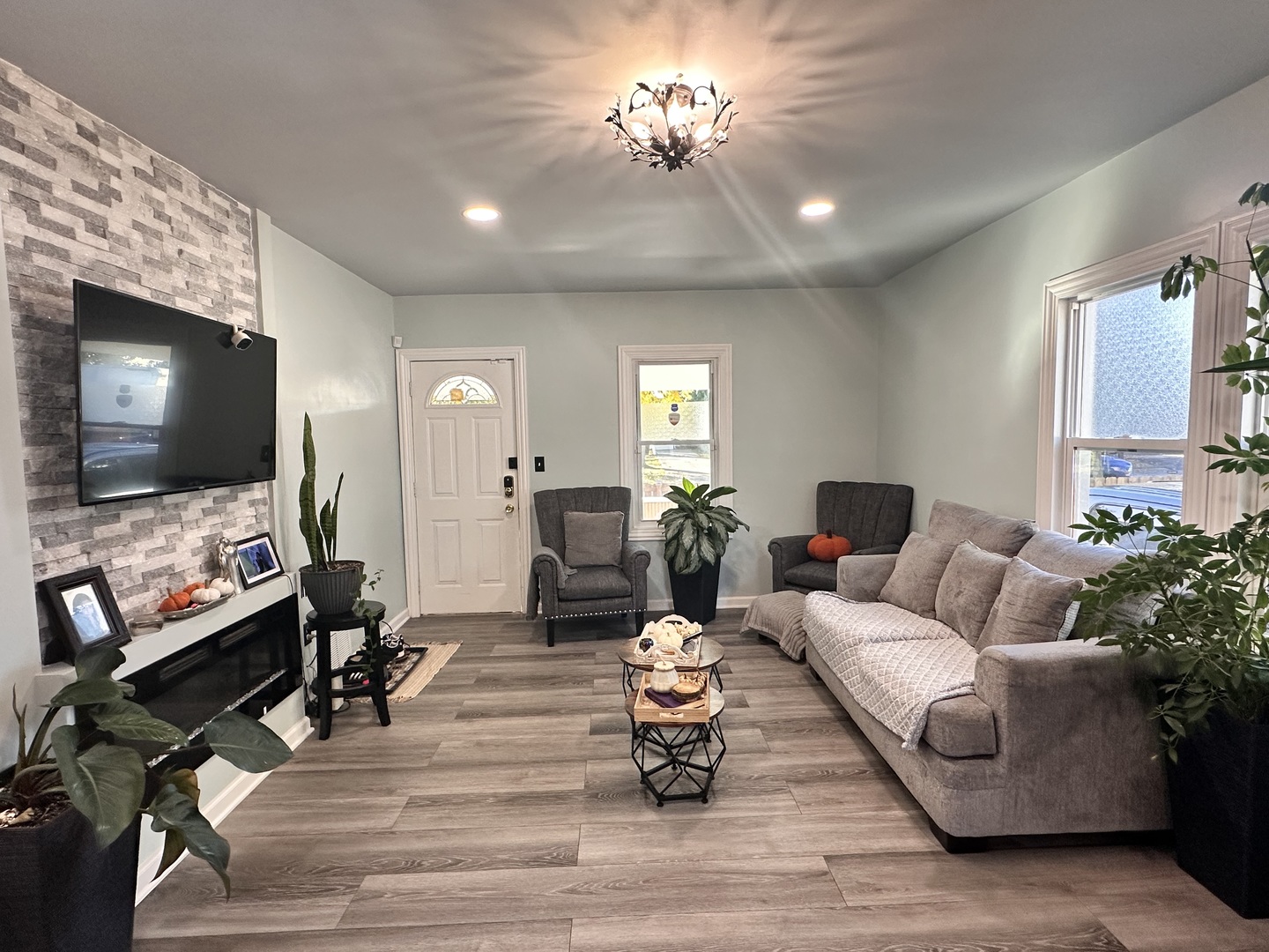 131 North Kendall Street Aurora, IL 60505 - Photo 4 of 29 a living room with furniture and a flat screen tv