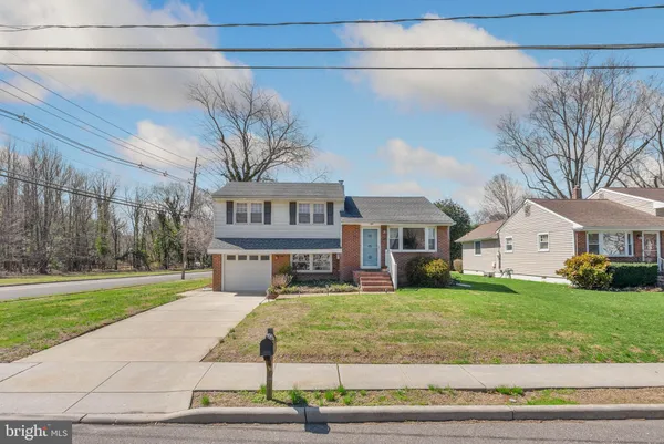 a view of a yard in front of a house