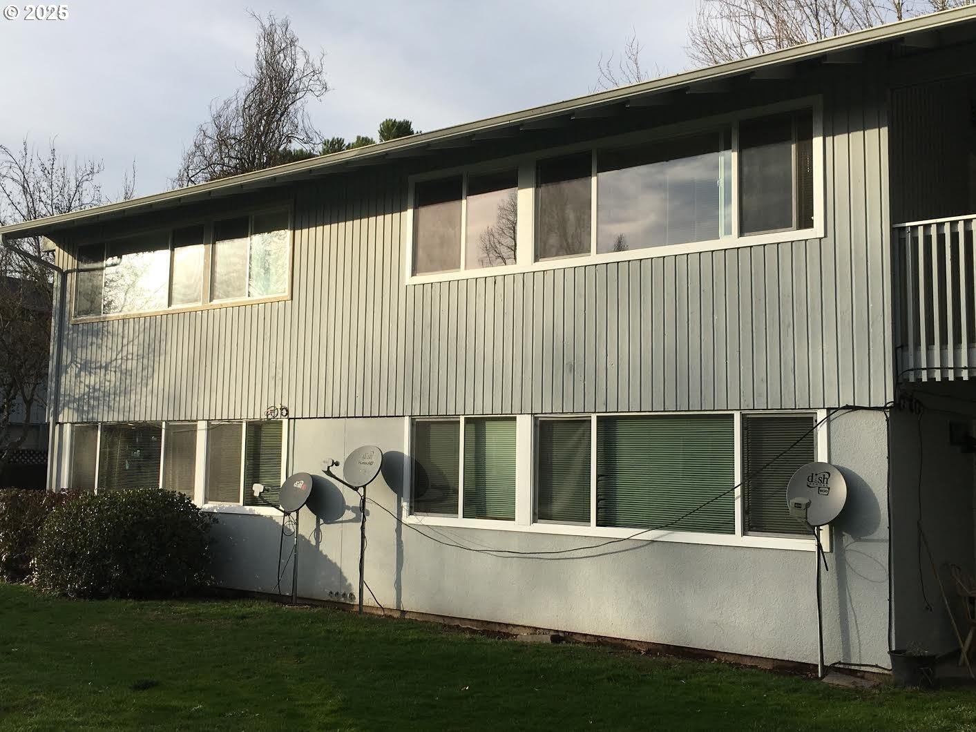 a view of house with backyard