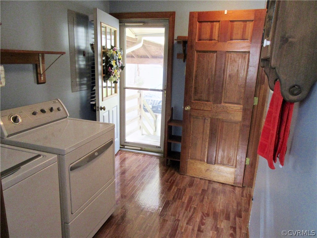 6627 Sycamore Road Quinton, VA 23141 - Photo 17 of 25 Laundry/Mudroom features Laminate Wood Flooring, a