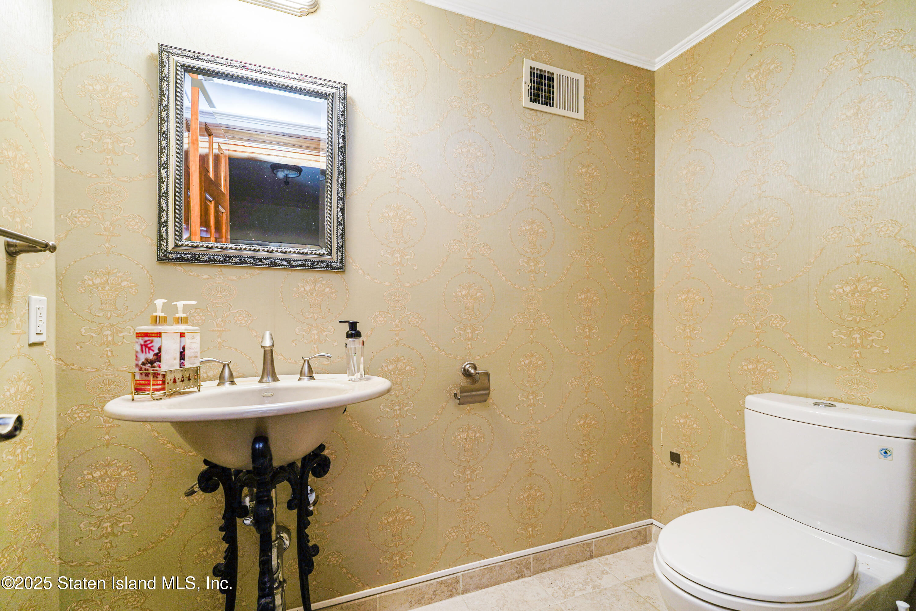 172 Coventry Road Staten Island, NY 10304 - Photo 18 of 37 Photo Nov 13 2025, 3 32 07 PM