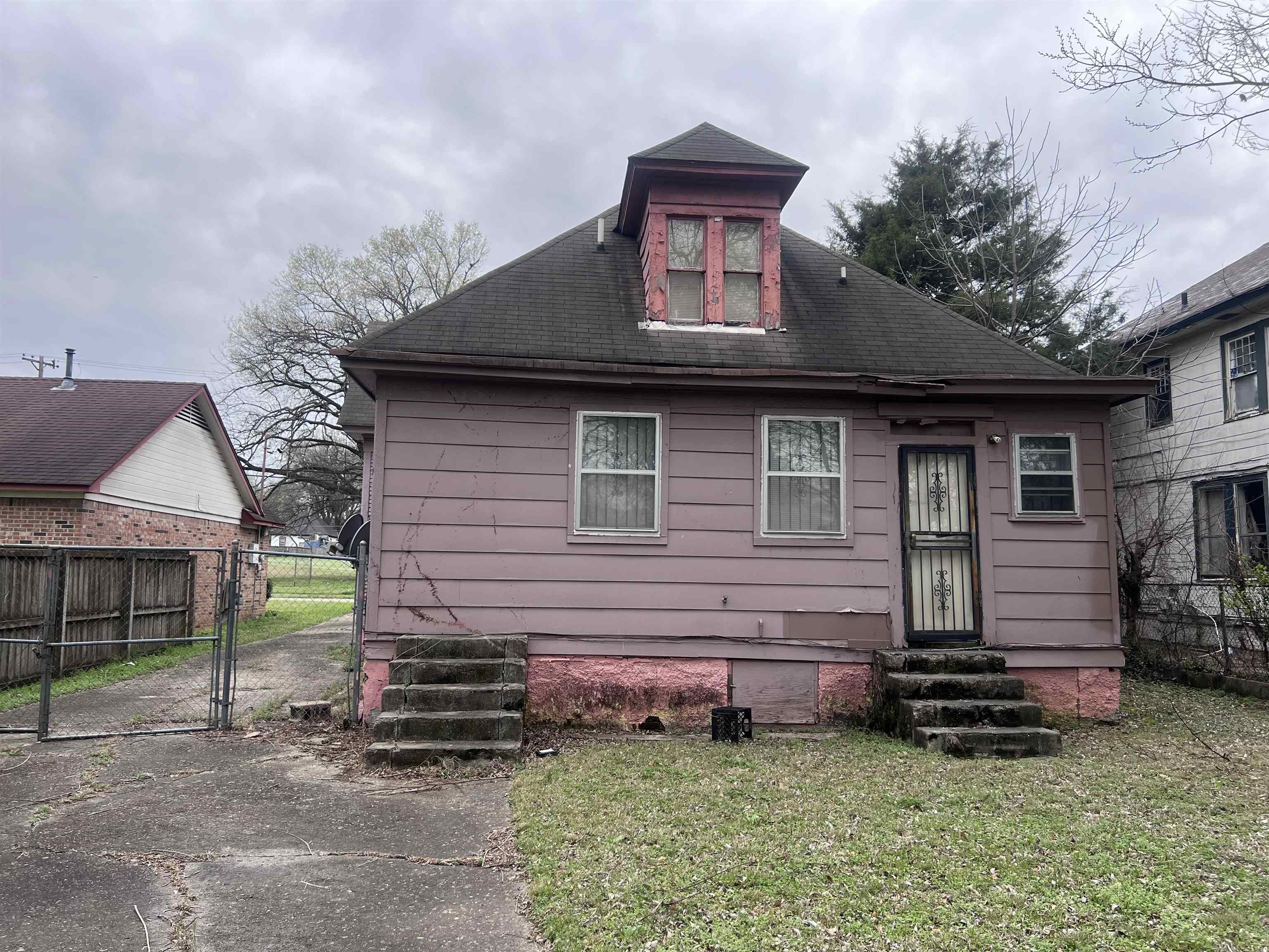 946 Roland Street Memphis, TN 38114 - Photo 30 of 32 a front view of a house with a garden