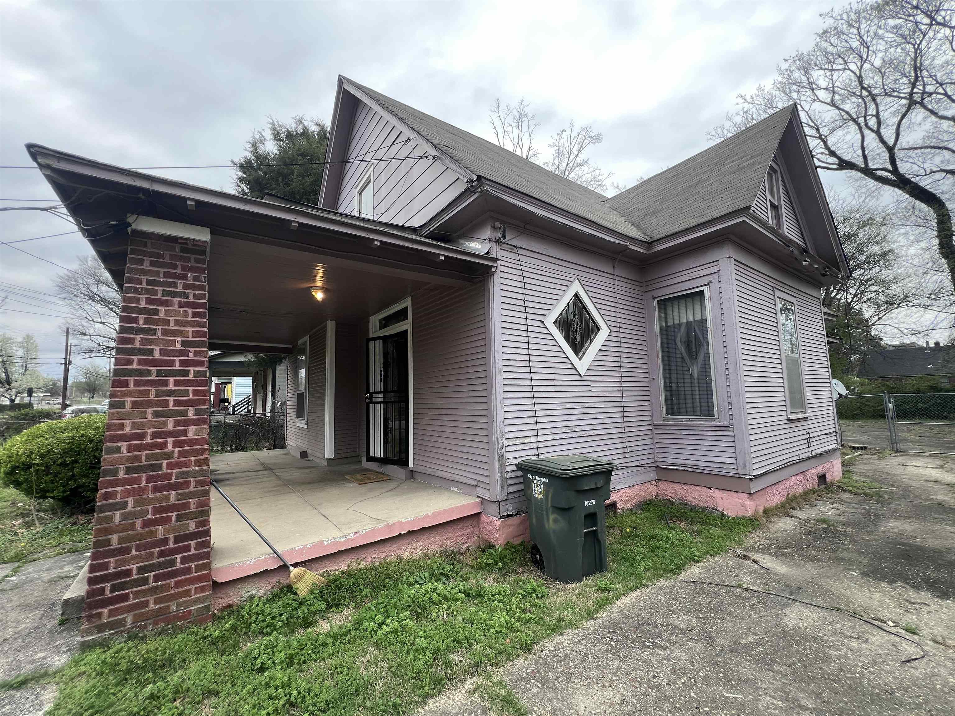 946 Roland Street Memphis, TN 38114 - Photo 3 of 32 a front view of a house with garden