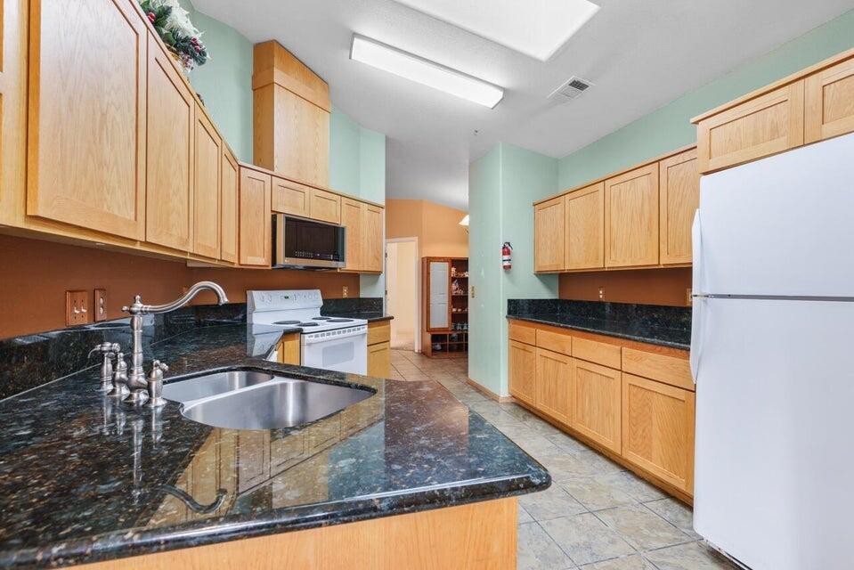 705 Mountain Avenue Central Point, OR 97502 - Photo 9 of 29 9