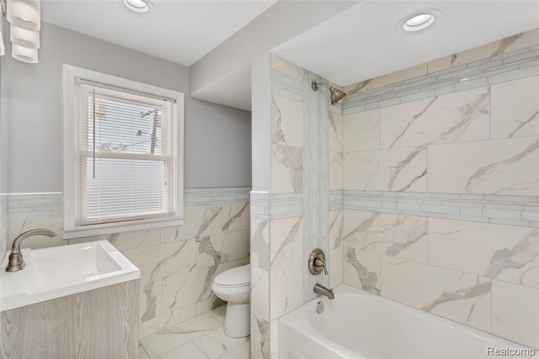 19133 Santa Rosa Drive Detroit, MI 48221 - Photo 12 of 16 Bathroom