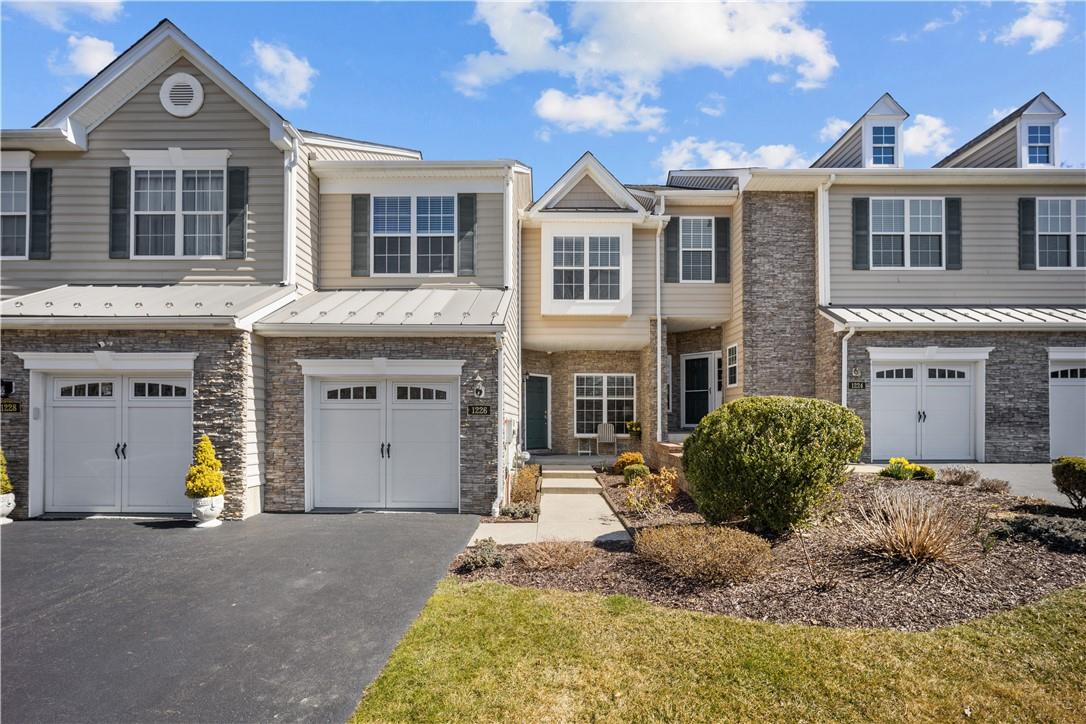 Welcome to 1226 Hustis Dr in the Enclave Community.