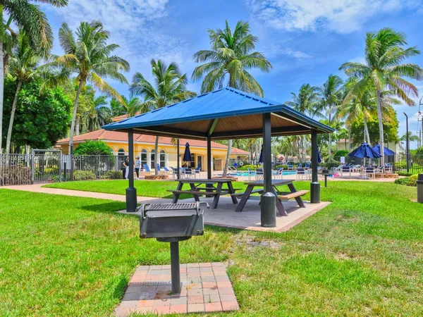 a view of a back yard