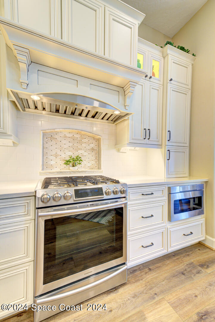 4070 Stoney Point Road Melbourne, FL 32940 - Photo 18 of 75 a stove top oven sitting inside of a kitchen