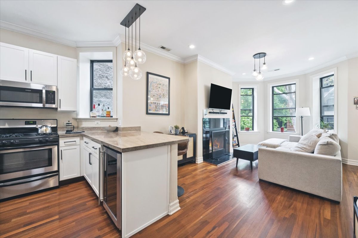 832 West Roscoe Street, Unit 2 Chicago, IL 60657 - Photo 2 of 21