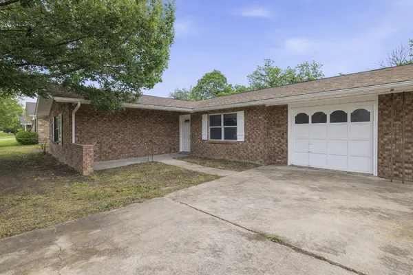 $2,100 | 301 Manor Drive, Unit A, Kerrville, TX 78028