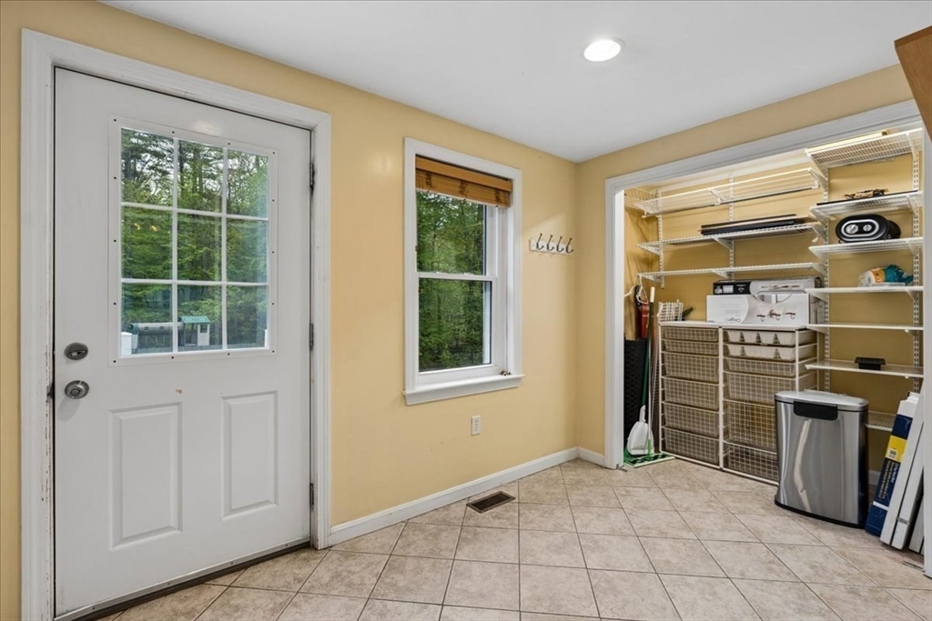 9 Robinhood Road Tyngsborough, MA 01879 - Photo 12 of 41