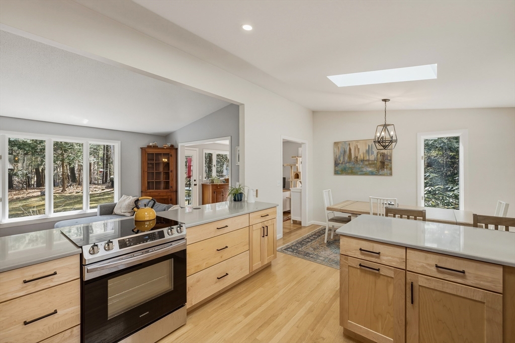 148 Aubinwood Road Amherst, MA 01002 - Photo 5 of 35