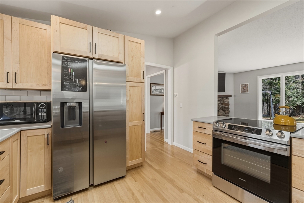 148 Aubinwood Road Amherst, MA 01002 - Photo 6 of 35